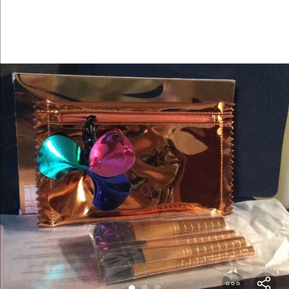 MAC SHINY PRETTY THINGS BRUSH PARTY: FACE FOCUS